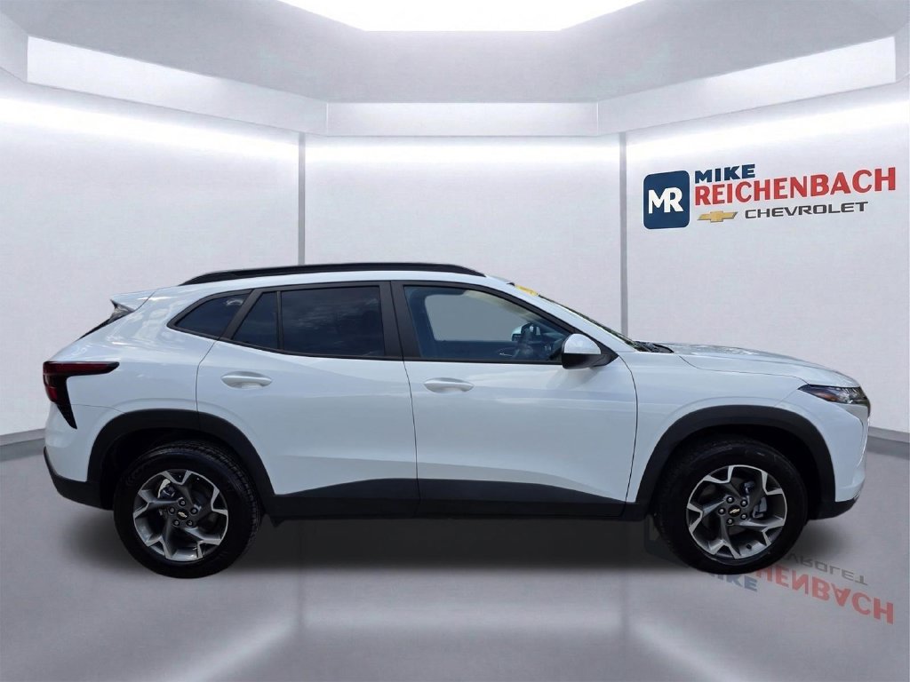 Used 2025 Chevrolet Trax LT FWD image 7