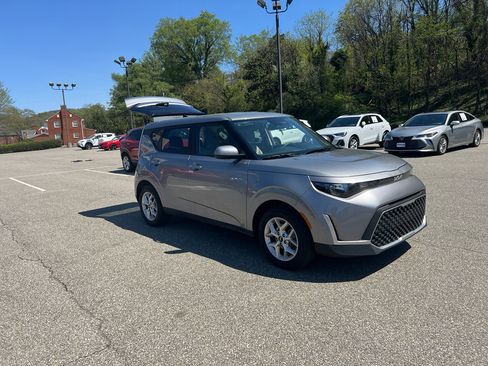 Used 2025 Kia Soul LX w/ LX Technology Package image 3