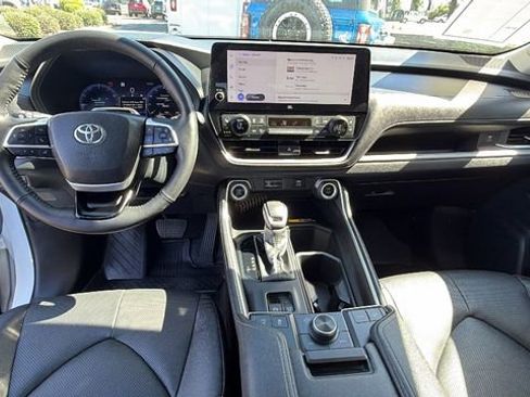 Used 2024 Toyota Grand Highlander AWD image 18