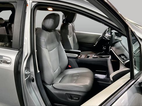 Used 2024 Toyota Sienna XLE FWD image 9