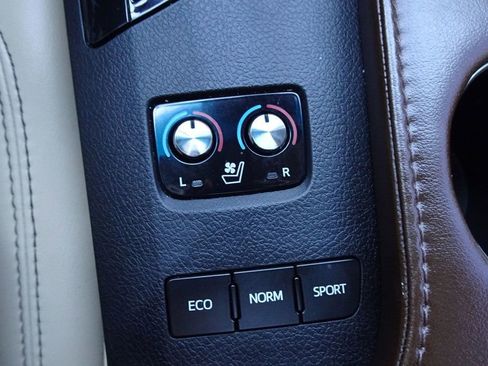 Used 2016 Toyota Avalon Limited w/ Toyota Safety Sense Package image 16