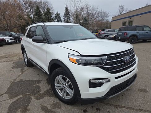 Certified 2022 Ford Explorer XLT w/ Equipment Group 202A image 3