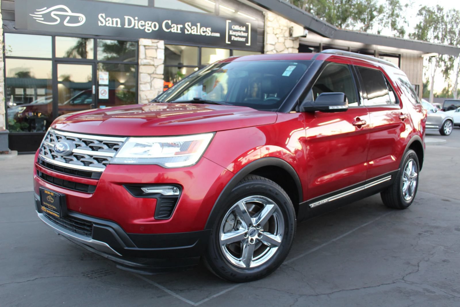 Used 2018 Ford Explorer XLT w/ Equipment Group 202A FWD image 1