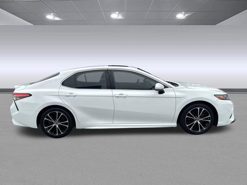 Used 2018 Toyota Camry SE w/ Moonroof Package FWD image 2