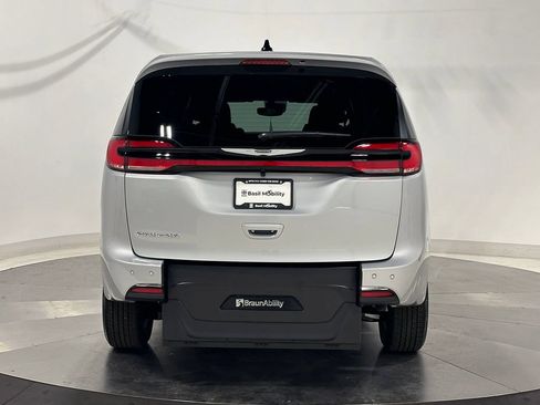 Used 2026 Chrysler Pacifica Select FWD image 8