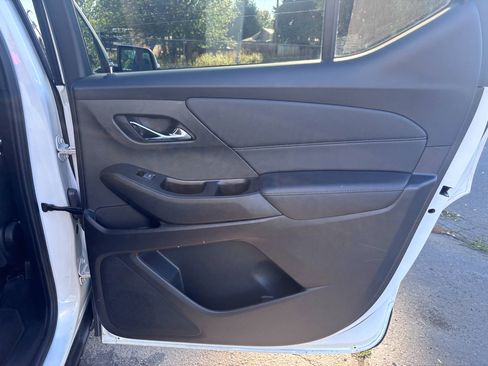 Used 2023 Chevrolet Traverse LT image 38