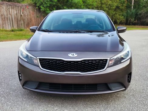 Used 2017 Kia Forte LX image 2