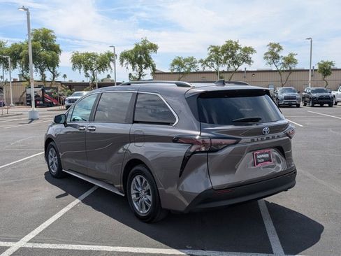 Used 2024 Toyota Sienna XLE image 8