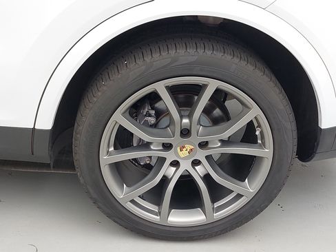 Certified 2023 Porsche Cayenne Platinum Edition AWD/4WD image 36