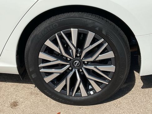 Used 2025 Nissan Altima 2.5 SV image 8