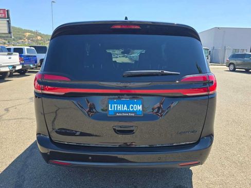 Used 2025 Chrysler Pacifica Limited FWD image 4
