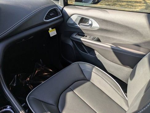 New 2026 Chrysler Pacifica Limited w/ S Appearance Package image 15