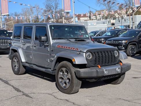 Used 2017 Jeep Wrangler Unlimited Sahara w/ Dual Top Group AWD/4WD image 4