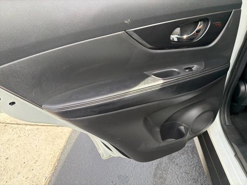 Used 2017 Nissan Rogue S FWD image 9