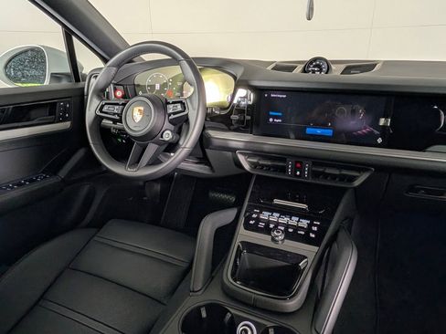 Certified 2025 Porsche Cayenne Coupe AWD/4WD image 22