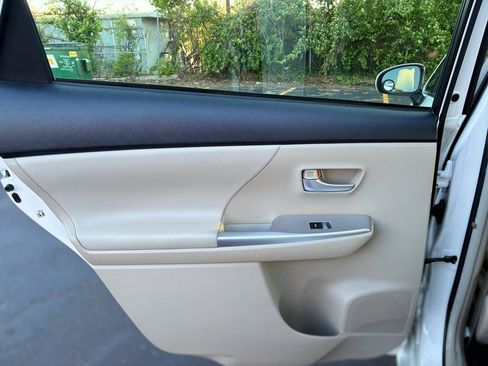 Used 2014 Toyota Prius V Five image 14