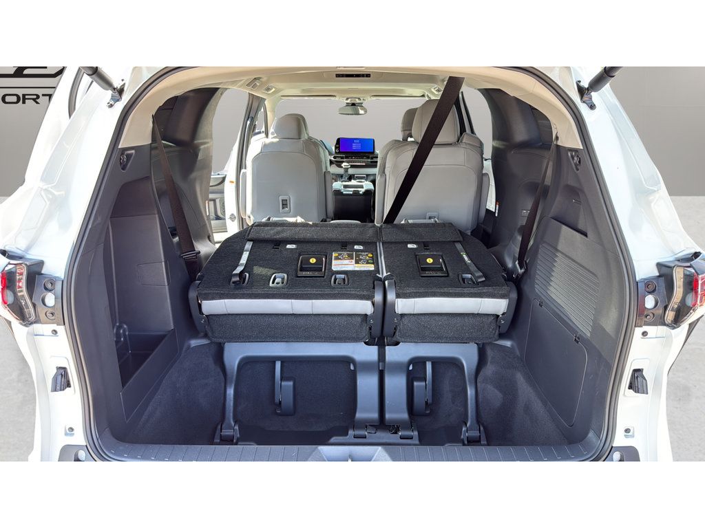 Used 2026 Toyota Sienna XLE FWD image 24