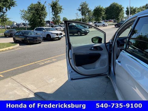 Used 2024 Chrysler Pacifica Touring-L FWD image 15