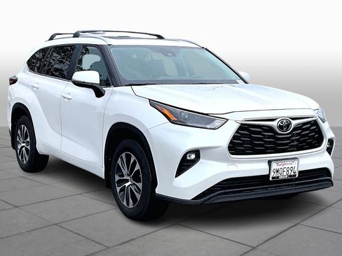 Used 2024 Toyota Highlander XLE image 2