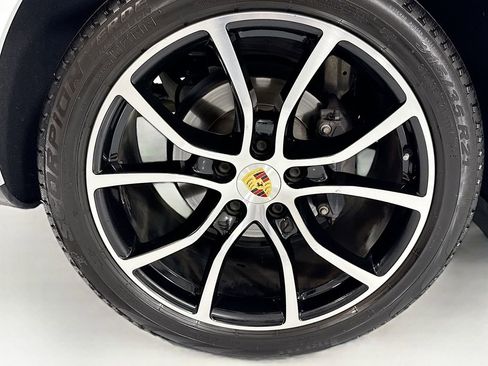 Used 2022 Porsche Cayenne AWD/4WD image 33