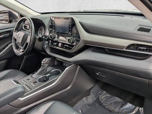 Used 2022 Toyota Highlander XLE AWD/4WD image 25