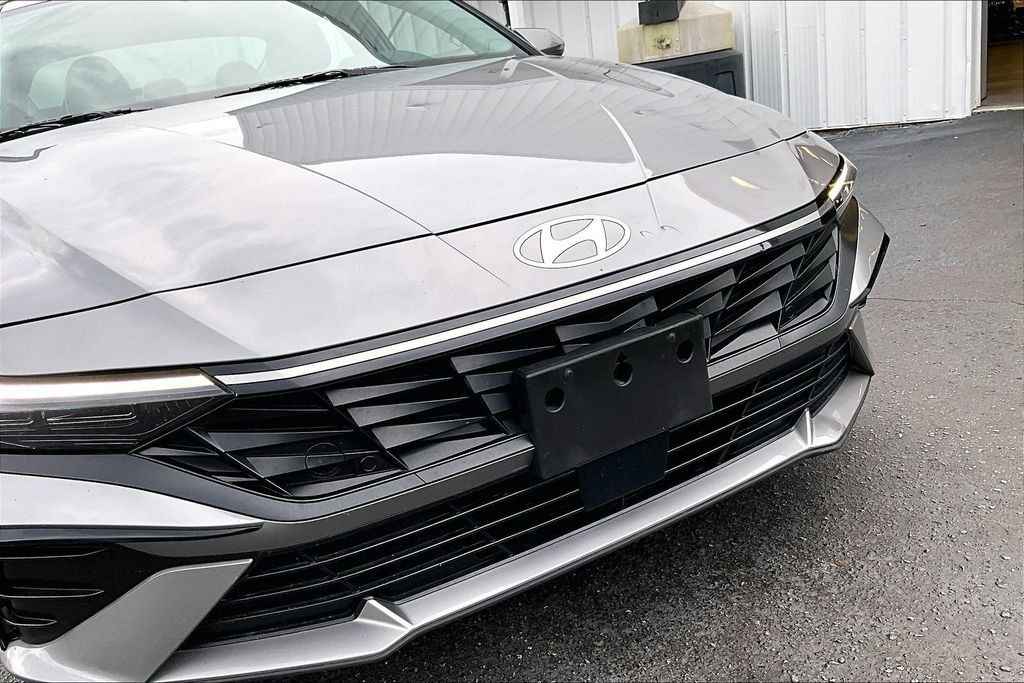 Used 2025 Hyundai Elantra Limited FWD image 32