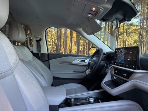 Used 2025 Ford Explorer Active w/ Active Comfort Package image 24