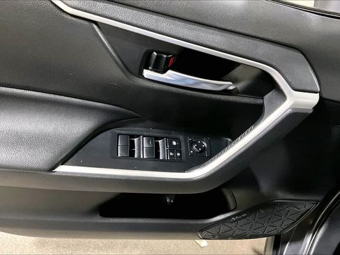 Used 2021 Toyota RAV4 XLE AWD/4WD image 36