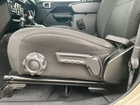 Used 2022 Jeep Wrangler Unlimited Sport image 34