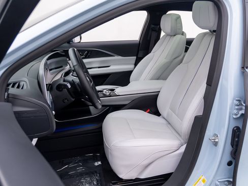 Used 2024 Cadillac Lyriq Sport AWD/4WD image 17