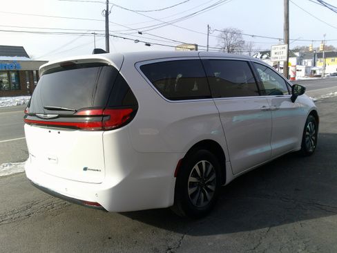 Used 2024 Chrysler Pacifica Select image 8