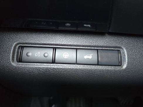 Used 2025 Nissan Pathfinder SV image 10