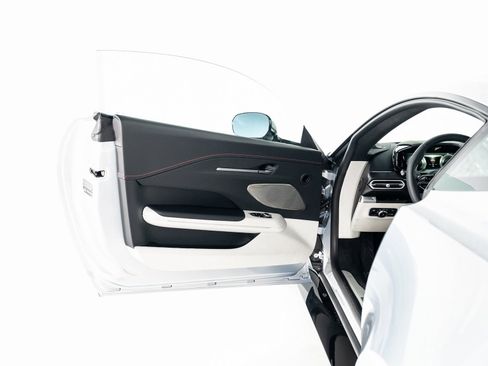 Used 2025 Aston Martin V8 Vantage Coupe RWD image 10