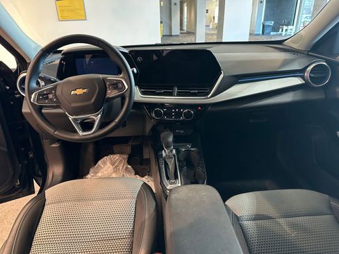 Used 2025 Chevrolet Trax LT w/ LT Convenience Package image 32