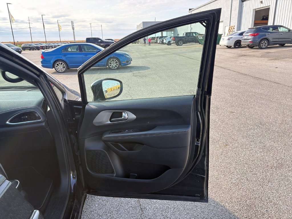 Used 2024 Chrysler Pacifica Premium FWD image 42