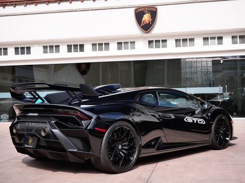 Used 2023 Lamborghini Huracan STO RWD image 3