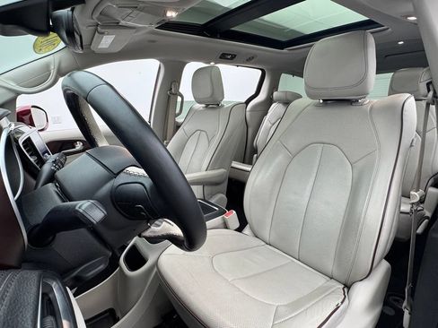 Used 2017 Chrysler Pacifica Limited FWD image 23