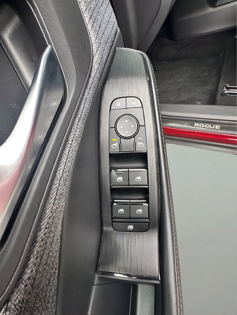 Used 2023 Nissan Rogue SV AWD/4WD image 13