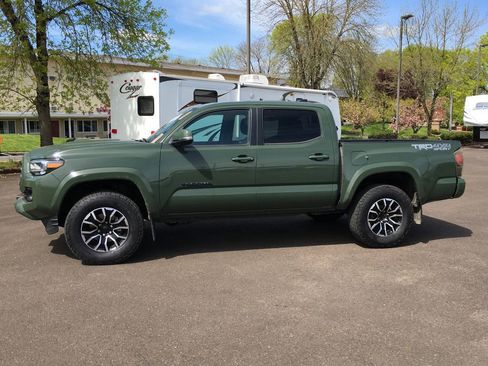 Used 2021 Toyota Tacoma TRD Sport w/ TRD Premium Sport Package AWD/4WD image 3