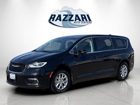 Used 2024 Chrysler Pacifica Touring-L FWD image 7