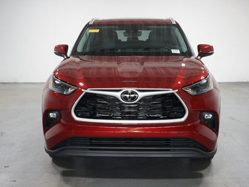 Certified 2025 Toyota Highlander XLE AWD/4WD image 2
