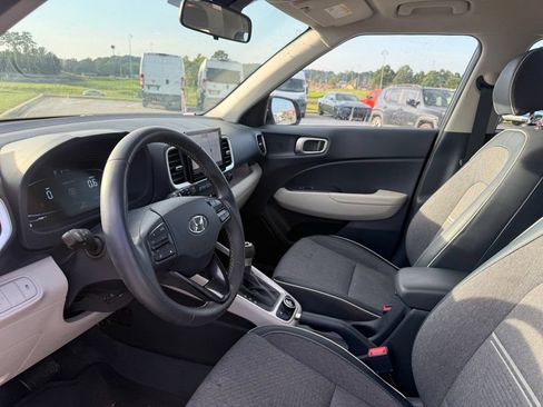 Used 2023 Hyundai Venue Limited FWD image 4