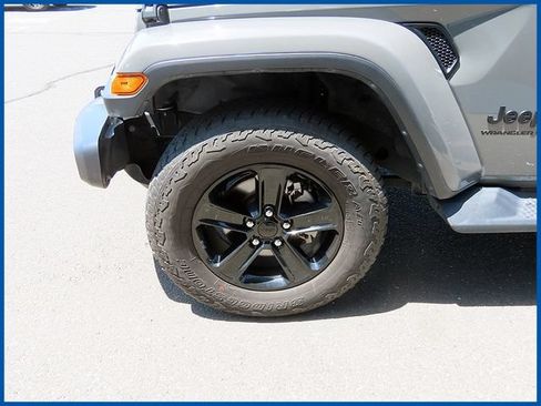 Used 2023 Jeep Wrangler Unlimited Sahara AWD/4WD image 4