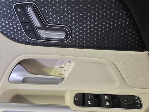 Used 2025 Mercedes-Benz GLB 250 4MATIC image 9