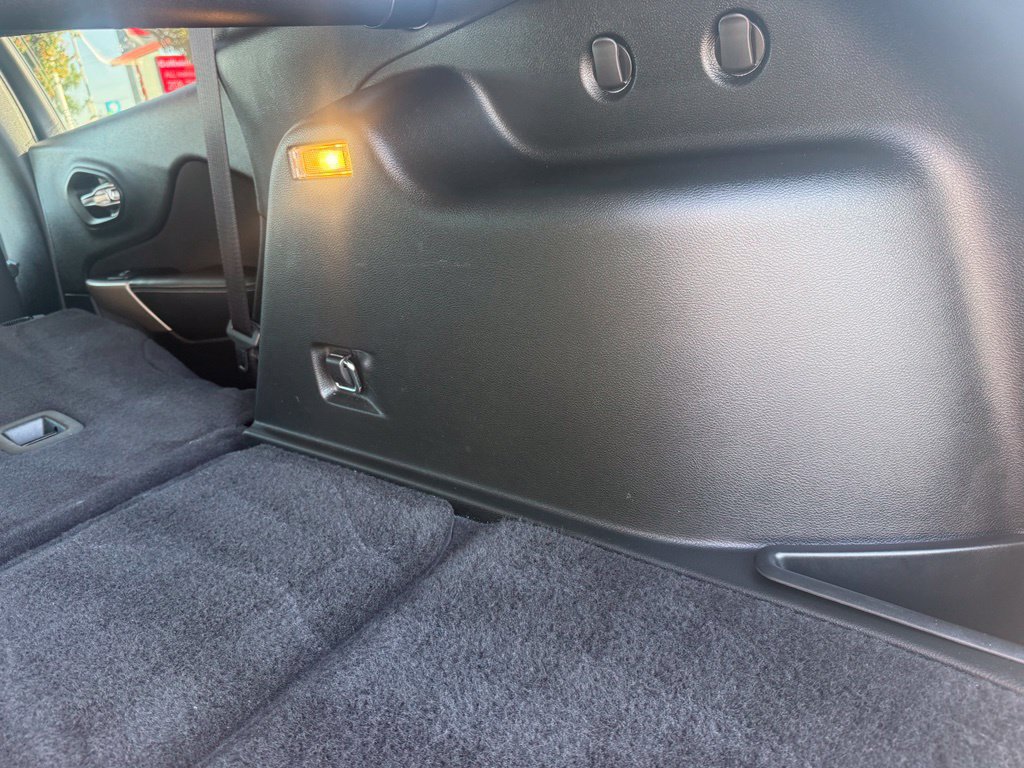 Used 2018 Jeep Cherokee Latitude w/ Safety Group AWD/4WD image 22