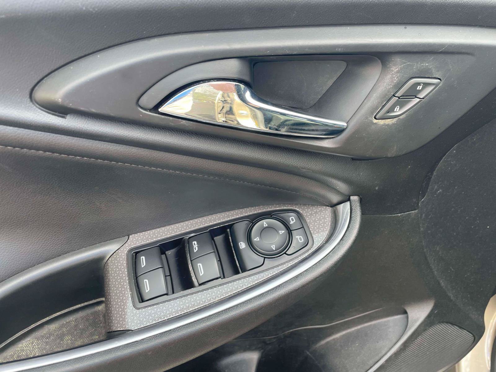 Used 2020 Chevrolet Malibu LT w/ Leather Package FWD image 12