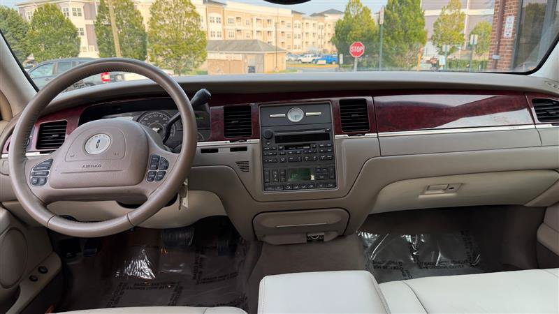 Used 2003 Lincoln Town Car Executive RWD image 21