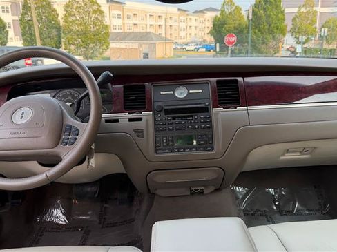 Used 2003 Lincoln Town Car Executive RWD image 21