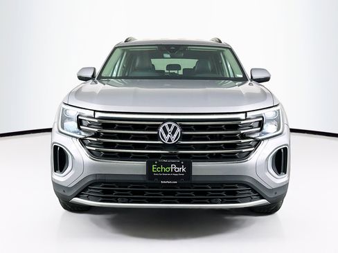 Used 2025 Volkswagen Atlas SE image 2