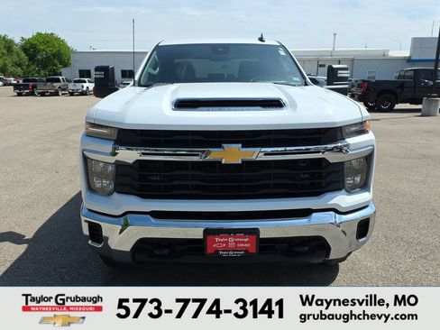 Used 2024 Chevrolet Silverado 3500 LT AWD/4WD image 3
